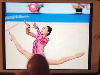 Urocza koreańska gimnastyczka rytmiczna pasierb yeon jae cum hołd