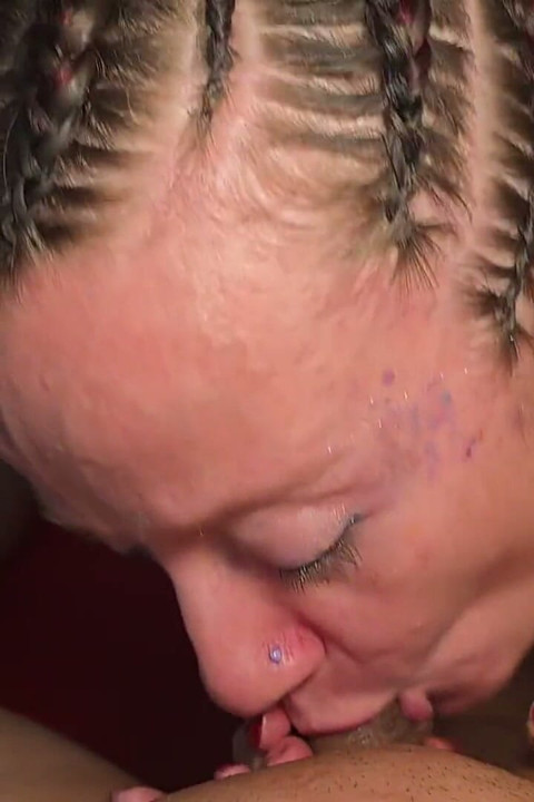 Micro Penis dostane dvojitý BJ a Cumswap