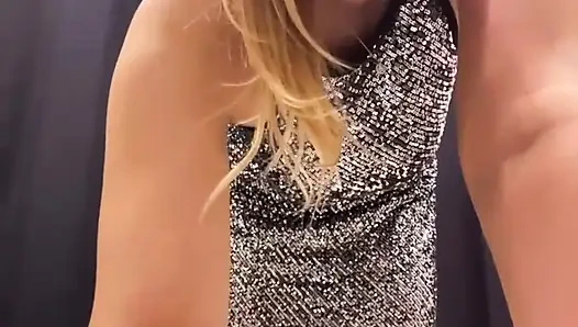 Russisches mädchen masturbieren extrem öffentlich im einkaufszentrum