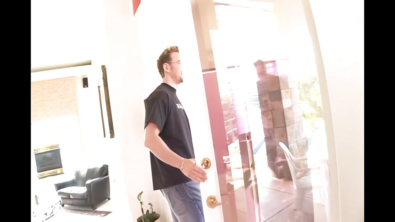 Prelepa brineta je izazvana