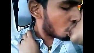 Des amants tamouls s'embrassent dans une voiture et baisent