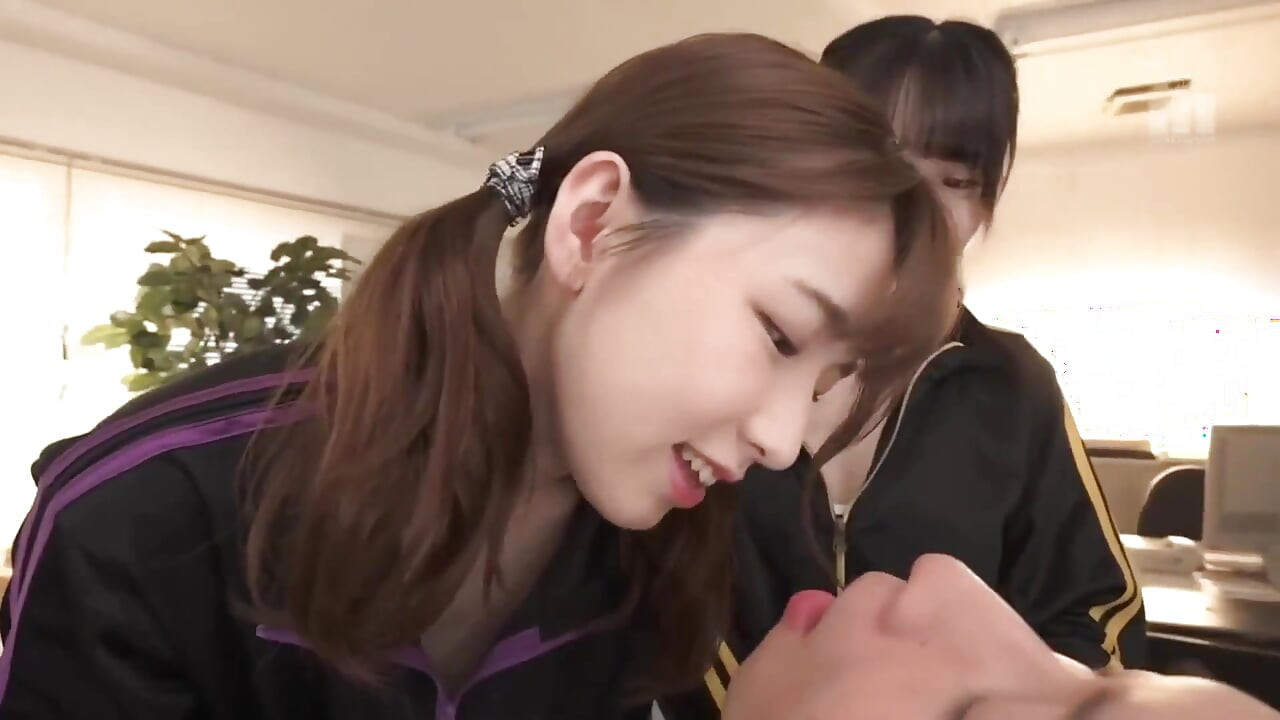 Φιλί γλώσσας γεμάτο σάλιο και γλείψιμο θηλών! Μικρή πουτάνα διάβολος. Μέρος.2