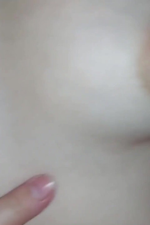 Sevimli üvey kız kardeş üvey erkek kardeşinin cep telefonunda porno izlerken suçüstü yakalandı | Yakın çekim tıraşlı amcık