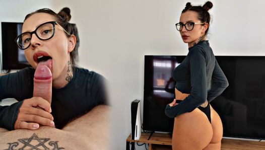 La bellezza tatuata succhia il cazzo con gusto!