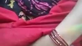 Desi indisches Bhabhi reibt ihre Muschi