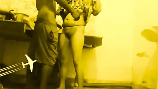 Tante semok india diam-diam ngadu sama adik iparnya di dapur.