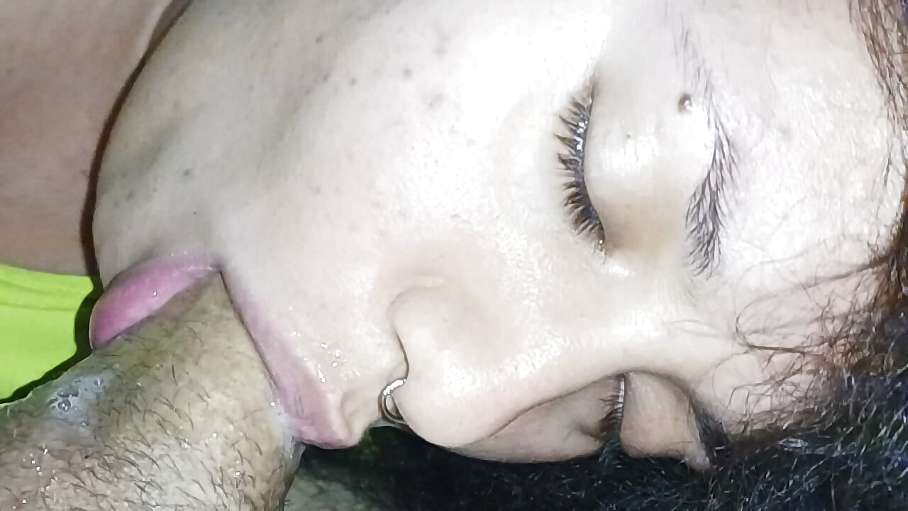 Найкраще повільне POV: вона приймає член глибоко в горло для найкращого мінету.