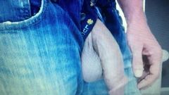 Chico heterosexual en jeans muestra su enorme polla flácida y bolas