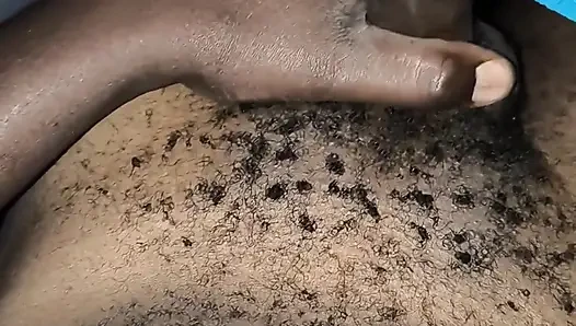 Gece geç saatlerde azgın kıllı Afrikalı erkek yarak okşuyor ve bayan seks için ortaya çıkmadıktan sonra bolca döl boşaltıyor