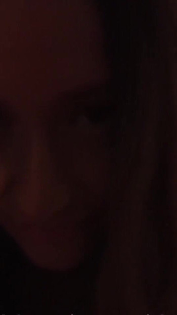 Käftande ögonblick från "Tonåring sexig slav extrem anal knullad inuti BDSM fängelsehål med creampie inuti rövhål POV"