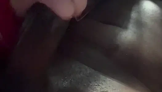 Pelacur kulit putih ngocok kontol besar pria kulit hitam sampai kering