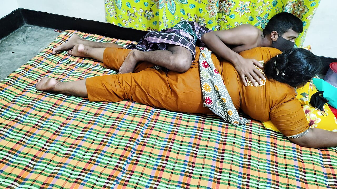 Garota desi gosta de um banho relaxante