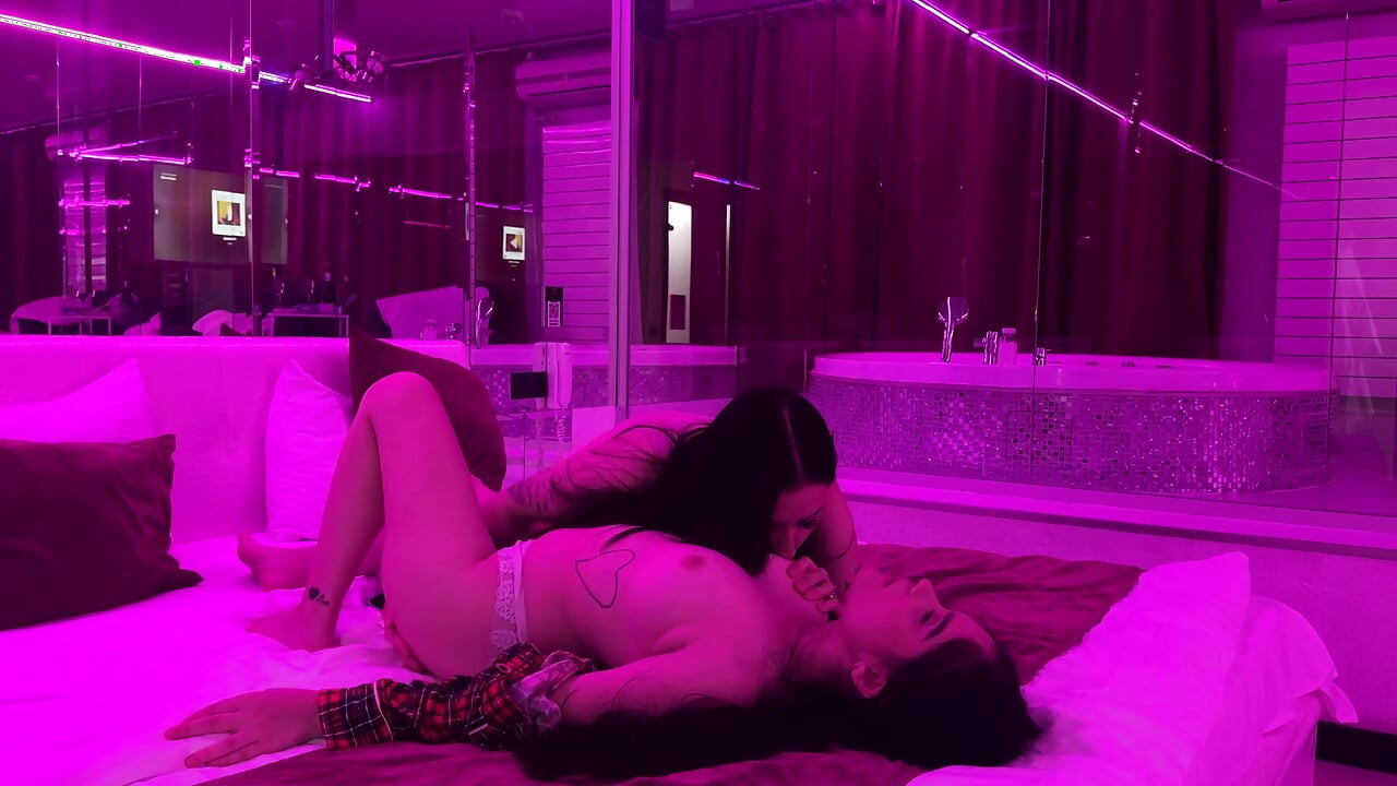 Přinutil jsem svou špinavou nevlastní sestru, aby mě lízala v hotelu