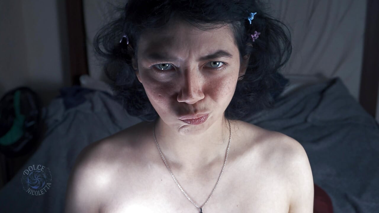 Linda garota pega por sua madrasta enquanto se masturba, buceta rosa gorda