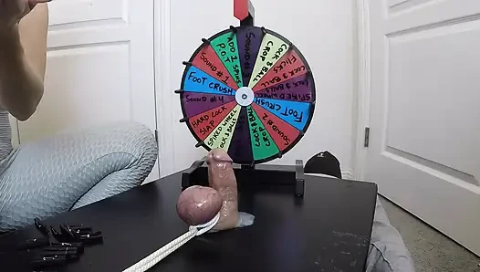 Dia memasukkan penyelidikan 30cm ke dalam kontol gemuknya. Bermain bdsm roulette.