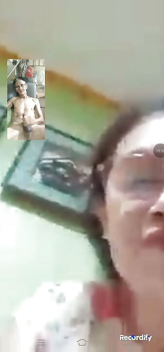 我愛我美麗的老婆，總是給她打視訊性愛電話