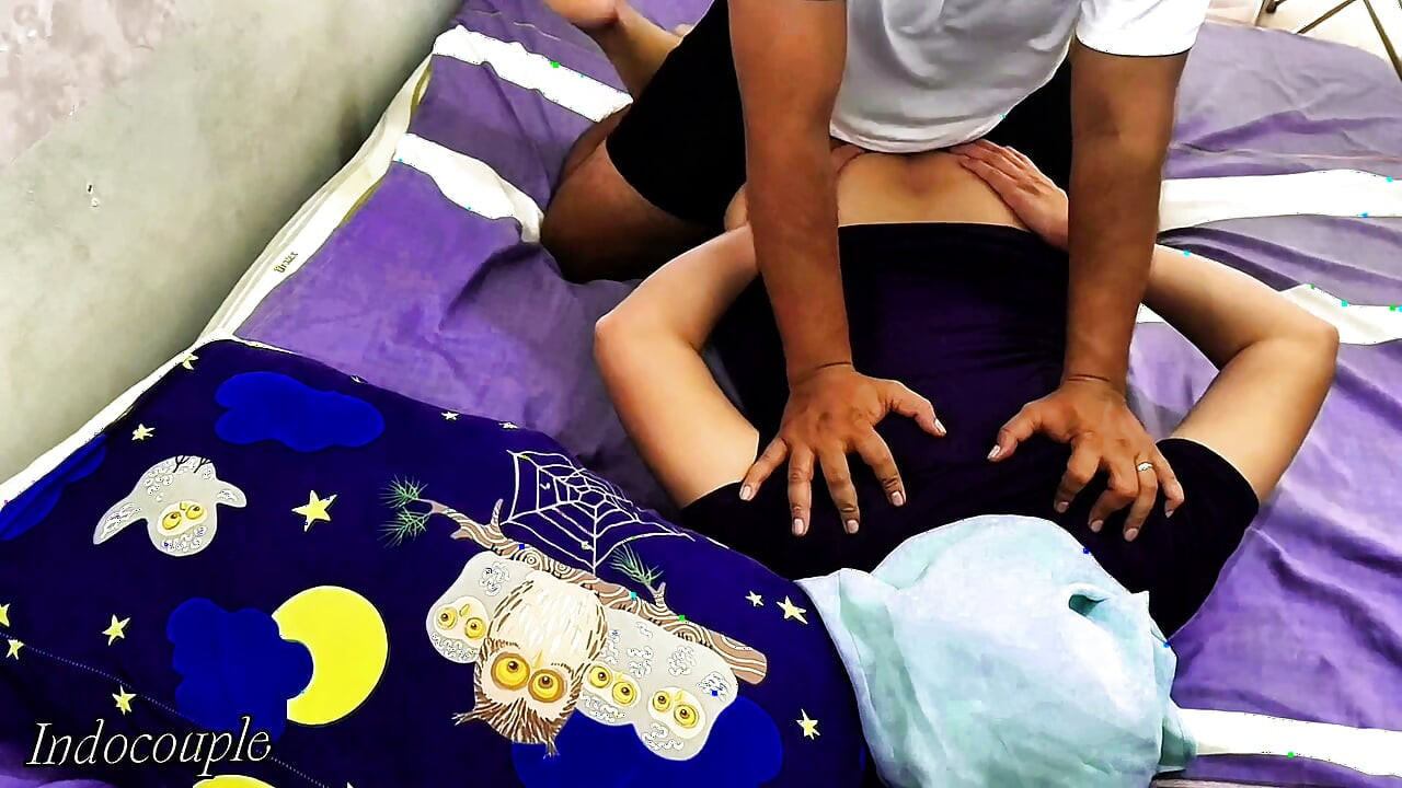 Salon urut sensual dengan gadis seksi memakai skirt mini kebaya dan urutan yang menyeronokkan