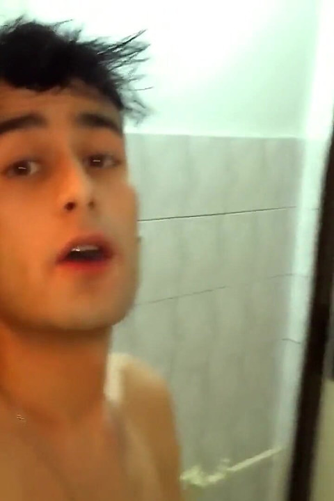 Twink riskli umumi tuvalette yarak sıvazlıyor ve işgal edilmiş kulübeye boşalıyor