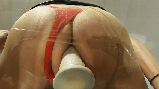 Lingerie merah seksi dan dildo jarak dekat