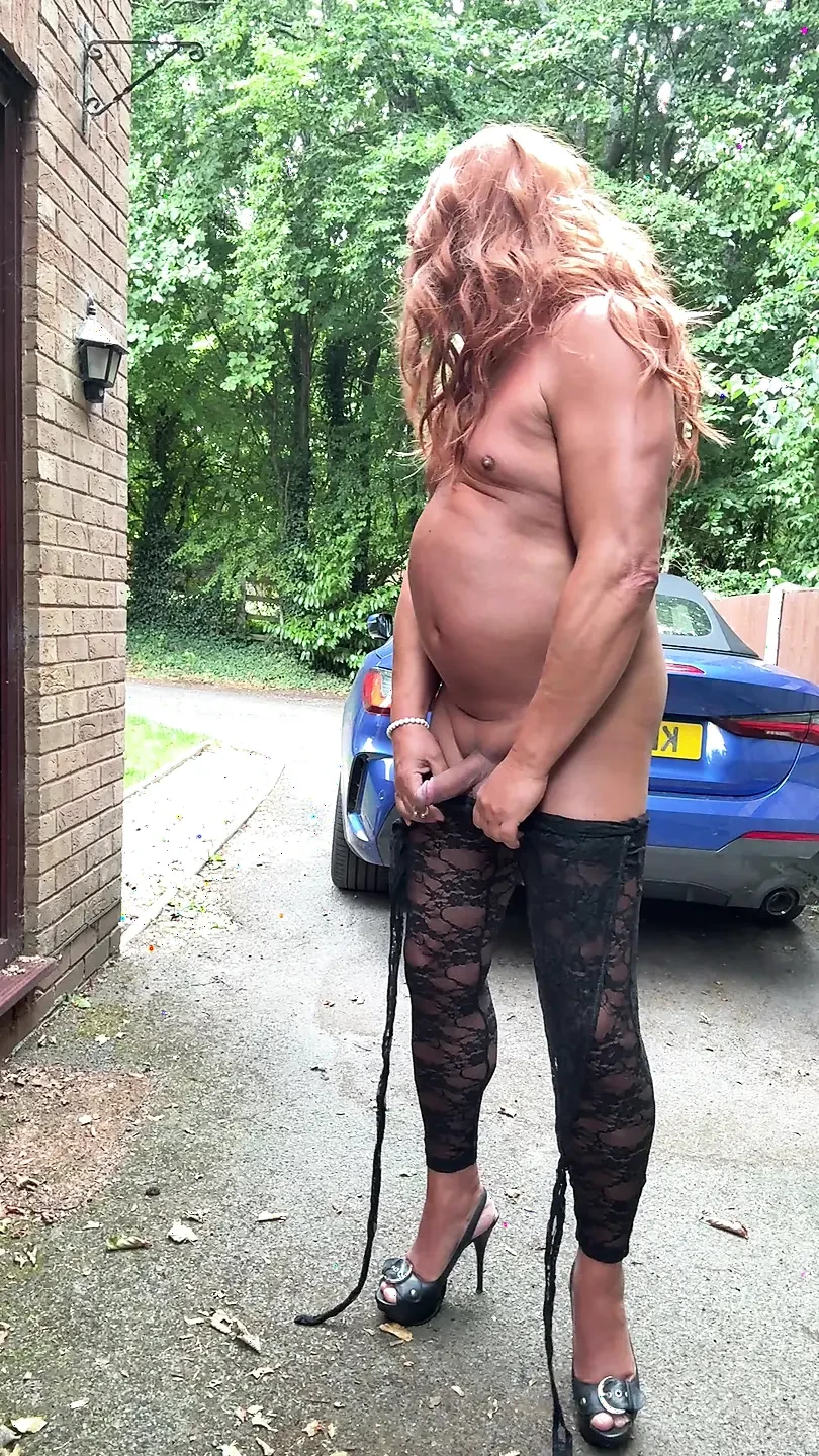 Sexy Crossdresser kellycd2022 με μαύρο δαντελένιο catsuit και γόβες