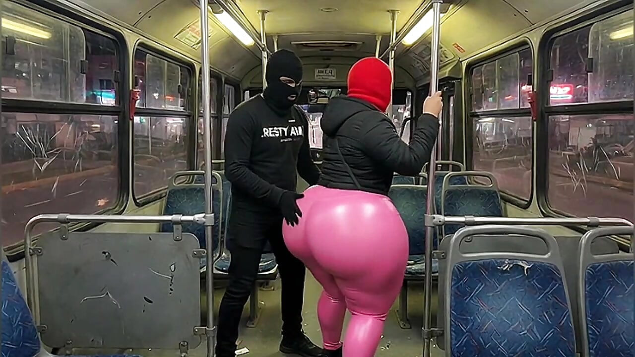 Meisje met dikke kont in zwarte broek wordt in de bus geperst en eindigt in een zwarte string