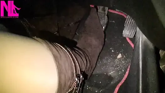 Fahren in nackten strumpfhosen und buckelpumpen