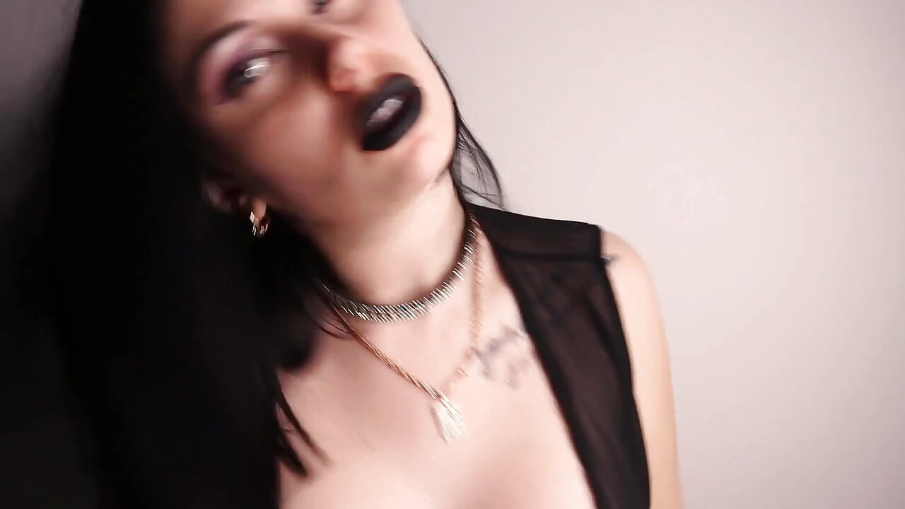 私の黒い唇があなたの注意を引く!
