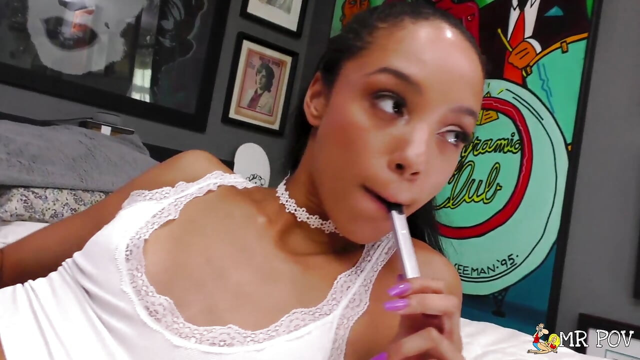Alexis Taes, petit seins, suce en POV et rituel du visage