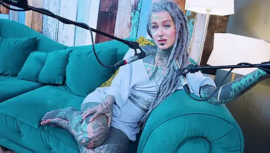 Ich spreche über N - Needed - ASMR podcast SFW spricht goth dünnes mädchen dreadlocks tattoo-modell inked mädchen