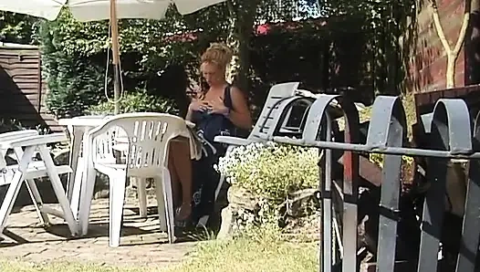 Cewek dewasa rambut pirang lagi ngusap memeknya di luar ruangan