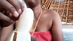 インド人妻スウェタがバナナを吹く