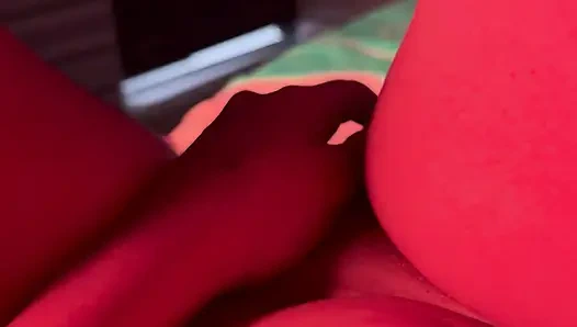 Aku suka saat aku pulang dari universitas dan mulai masturbasi, vaginaku menjadi sangat basah.