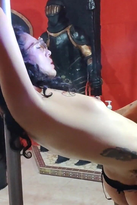 Жінка демонструє свої навички на танцювальній трубці– пеггінг і хороший секс