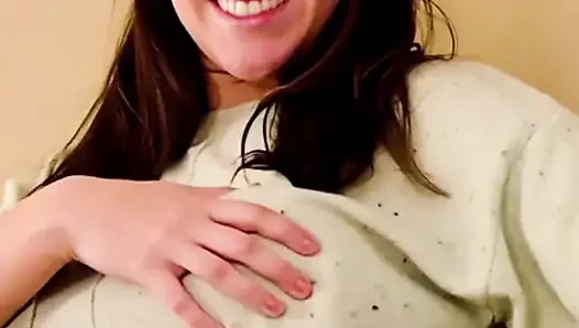 Mein 36f-besitzer verlangte, dass ich zu hause und in der Öffentlichkeit mit meinen möpsen in fetisch-pullovern spiele. Ich gehorchte ihr gerne, meine großen titten zu massieren