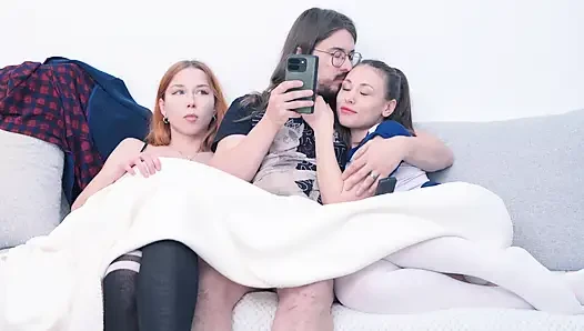 Üvey kız kardeş üvey erkek kardeşi ve kız arkadaşının Netflix sürpriz üçlü seks izlemesine izin vermiyor