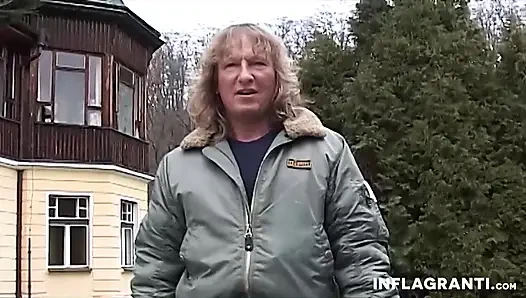 Kurviges amateur-schätzchen im freien genagelt