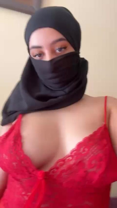 หยอกล้อเดี่ยวฮิญาบกับสาวร่านมุสลิมอาหรับนมใหญ่เล่นกับนม