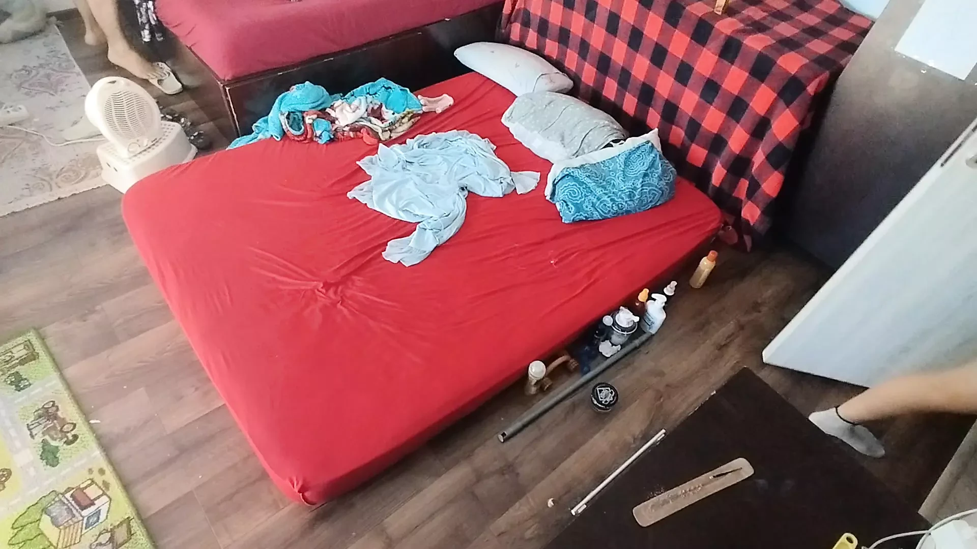Karısının sulu amını emiyor Orgazm olana kadar karısının amını yala. Amatör çift yatak odasında çılgın seks yapıyor.