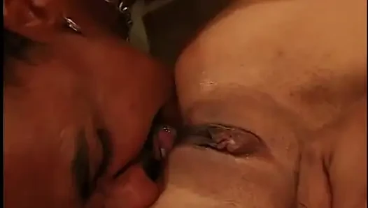 Gadis hot dengan toket besar lagi ngentot kakinya sambil ngentot
