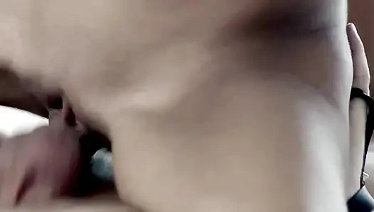 Seksi siyah deri kıyafetli ateşli latin sert sikiliyor ve yüzüne büyük bir boşalma