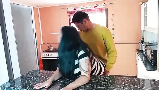 Мачеха получает неожиданный трах на кухне от своего пасынка, табу секс