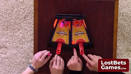 Tobi bersinar di permainan strip basketball ini