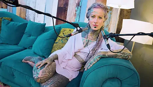 Aku lagi ngomongin tentang b - bordem - asmr podcast sfw lagi ngobrol sama model bertato rambut gimbal asal gotik