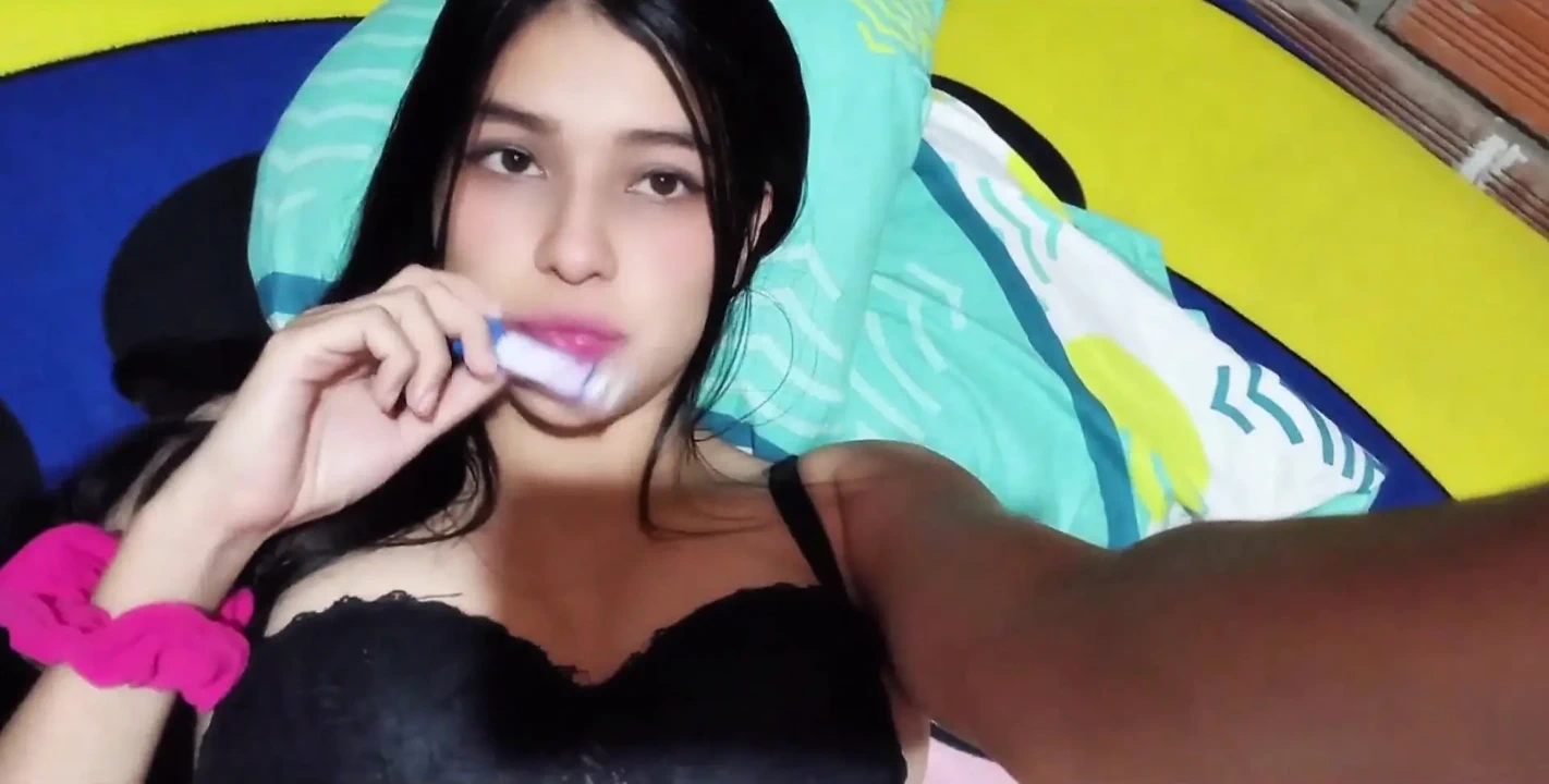 色情女演员尤莉丝戈麦斯展示她的东西（真实自拍