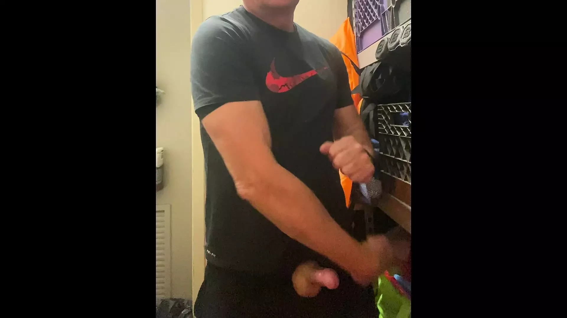 Horny JockDad87がクラス間で別の負荷をバスト