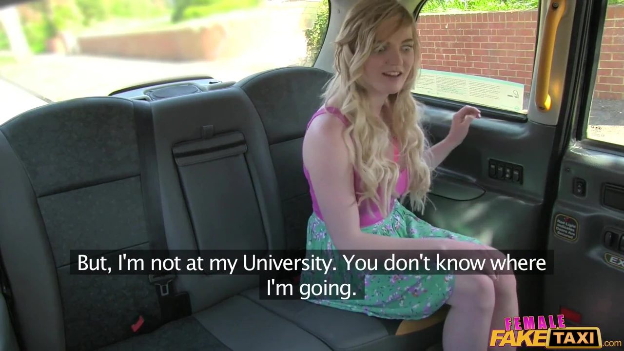 Kadın fake taxi - gösterişli öğrenci Carly Rae ilk lezbiyen karşılaşmasını yapıyor
