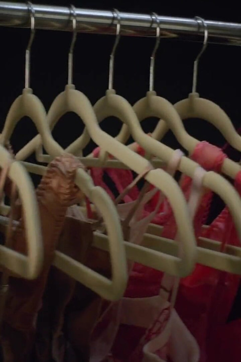 Profunde. Modelul sexy Azul îi arată clientului ei latura obraznică