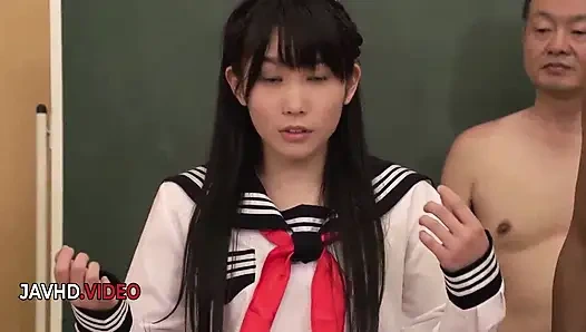 Yui Kasuganos freche Schulabenteuer: Dünner teenager bekommt im klassenzimmer doppelte Probleme