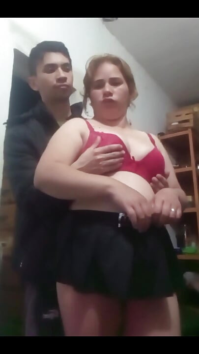 Αυνανίζεται και αγγίζει τα βυζιά της φίλης του με κοντή φούστα