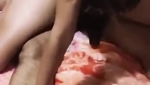 Arap çift yüksek sesle inleyerek orgazm oluyor